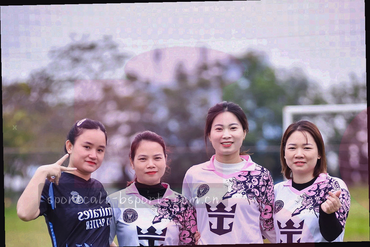 战术板上用六个色块标记足球、篮球、网球、电竞、赛车和综合赛事